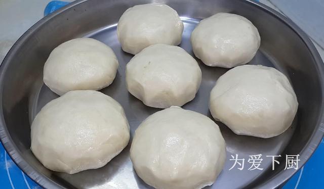 在家面粉别炸油条了，开水一烫，比蛋糕烧饼还香，真的非常美味