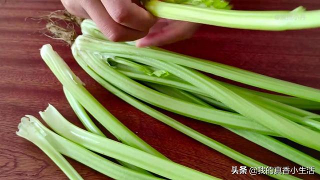炒芹菜有人焯水，有人直接炒，都不对，多加一步，脆爽好吃不塞牙