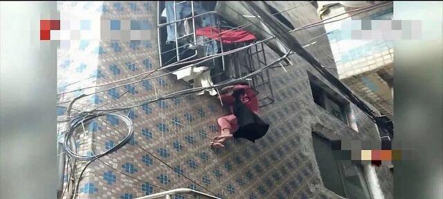 「中国经济网」惊险！3岁女童头部被卡防盗窗，身体悬空，家长千万要注意