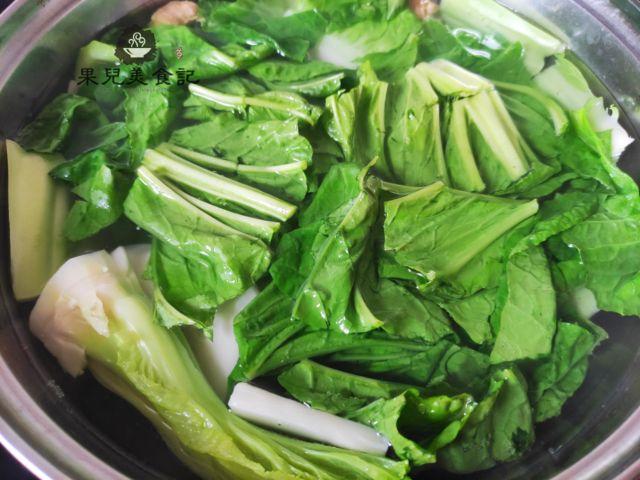 冬天，炸一份丸子，煮一锅汤，比炒菜简单，鲜香美味，暖和过冬