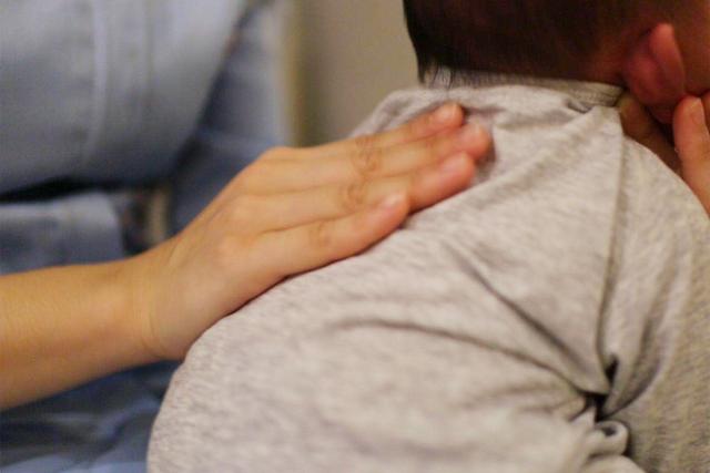 【你的育儿经】婴儿半夜总是“醒来”好几次，宝宝睡眠规律、应对策略，一文讲清