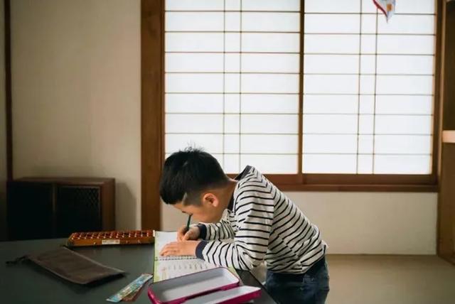 「落花忆梦」教育部：中小学暑假时间公布！开学和放假仅隔了一场考试，复课第一个月，这件事家长必须重视！