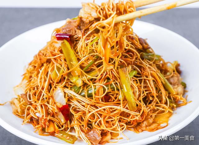 想吃炒面要先煮吗？真正的懒人用干挂面，10分钟做出美味炒面