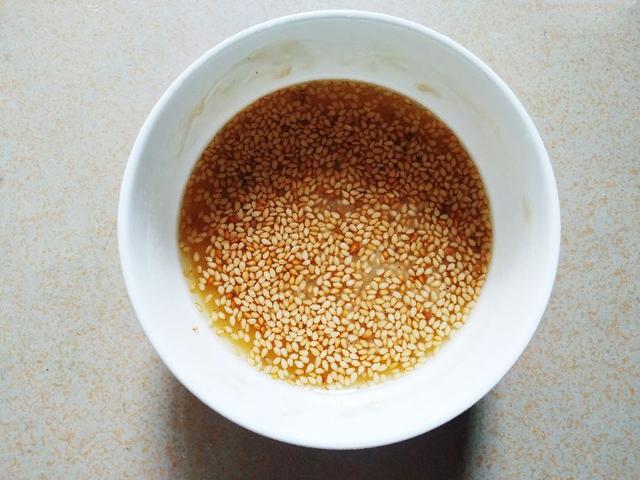 烙饼最忌“揉”，老妈用了几十年烙饼的方法，柔软多层，久放不硬