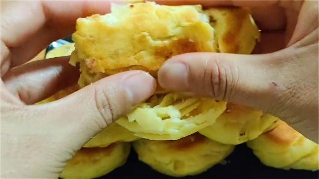 玉米面饼这样做，加多一种材料，口感丰富，吃着蓬松柔软，真香