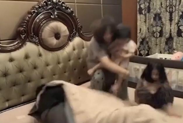 你的育儿经■两萌娃半夜被爸爸鼾声惊醒，和妈妈一起静坐看“表演”：我太难了