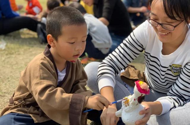 幼儿园老师首次让萌娃带物品，孩子传错话，老师：这都是什么