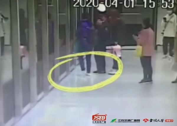 #光明网#这个粉红色的口罩送给你了