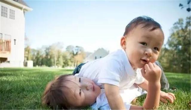 『超级宝妈』孩子打闹让人头疼?育儿专家:爱打闹的孩子更聪明,家长别管太紧