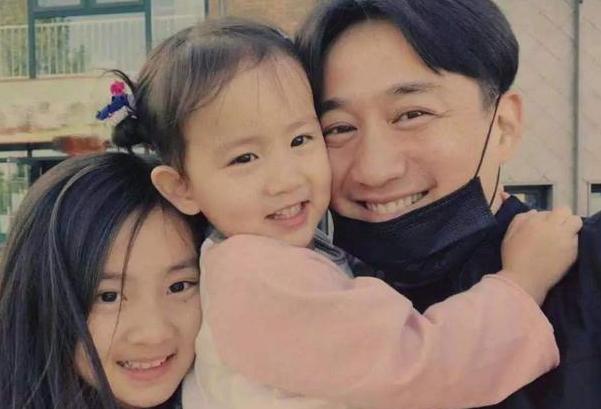 超级宝妈@“你是姐姐，必须让着妹妹？”黄磊的回答，不愧为高情商宝爸