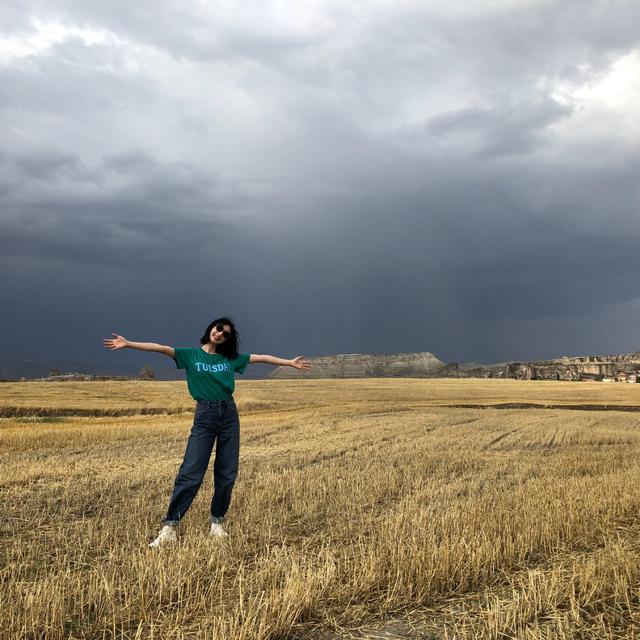 普拉达女王张俪柳岩罕见同框，同是休闲简约穿搭，身材高挑的张俪赢得太轻松