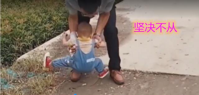#你的育儿经#宝宝拒绝下地，尊贵小脚无处安放，3种情况父母要懂应对