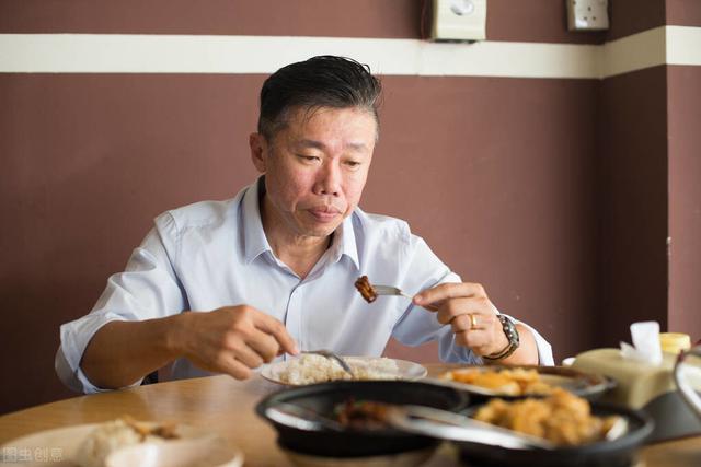 老年人晚餐少吃4种食物，胃好，心、肝、肾也很“轻松”