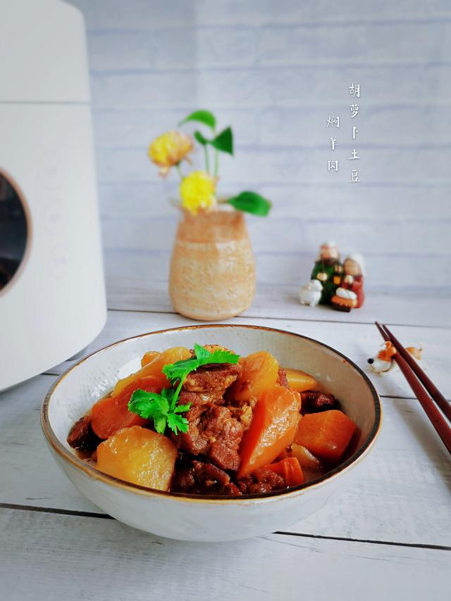 红焖羊肉加两样食材，不腥不膻，羊肉酥烂汤醇厚，味美解馋又暖和