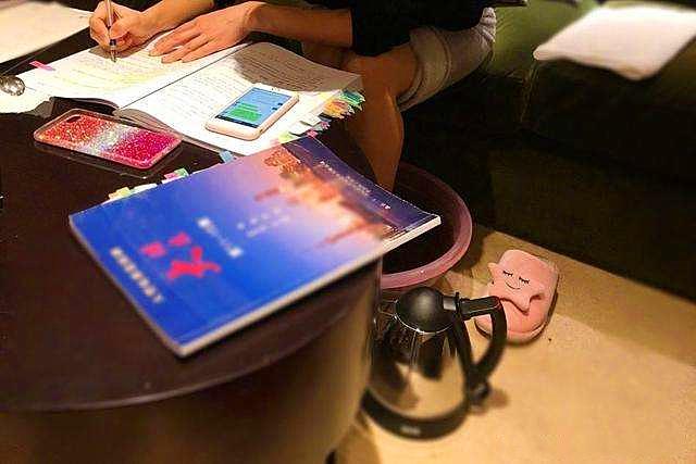 「重阳」“说了他两句，便冲向阳台。”孩子形成手机依赖，全怪上网课？