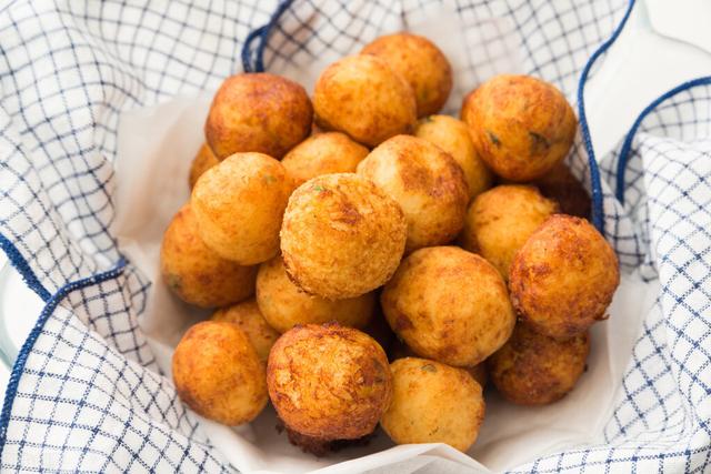 冬天炸丸子别总是用萝卜，试试这个菜，香酥鲜美，比吃肉还解馋