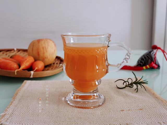 1个苹果和1根胡萝卜放一起，风味真独特，冬天喝上一杯太暖和了