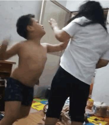 超级宝妈▲孩子拥有极端情绪,竟然爆打父母,究竟是怎么造成的