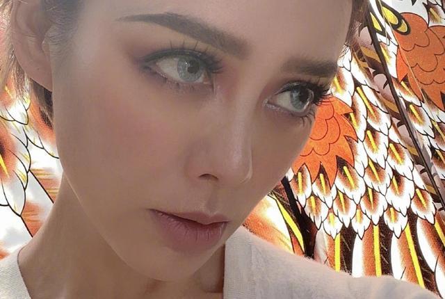 宁静霸气回应粉丝催营业 晒自拍状态好似高中生9号放映厅