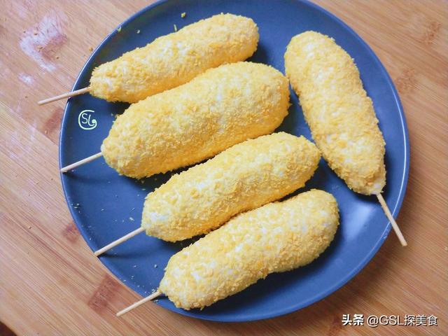 热狗我家从不买，这样做最简单最靠谱，外皮酥脆又拉丝，好吃