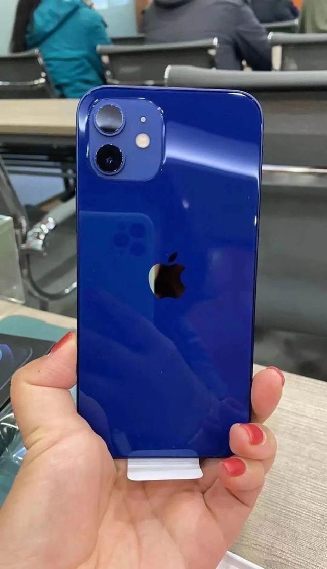 蓝色 iPhone 12“翻车”？冲上热搜，网友吵翻