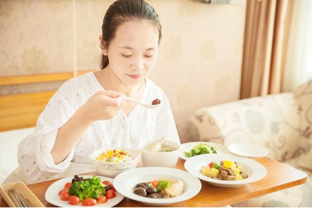 【超级宝妈】孕晚期肚皮“一跳一跳”的，可能是宝宝在练习这件事，孕妈要知道