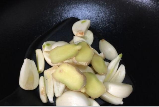 炒牛肉又嫩又好吃，别直接放盐和料酒腌制，教你正确方法和技巧