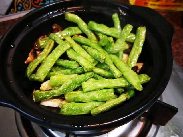 冬天就馋这菜，茄子豆角一焖，味道鲜香可口，超下饭