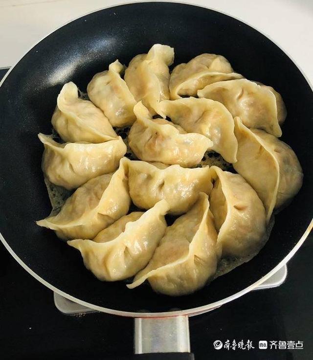 饺子选美大赛｜冬至的素馅冰花煎饺上线，饺子的花样吃法你会了吗