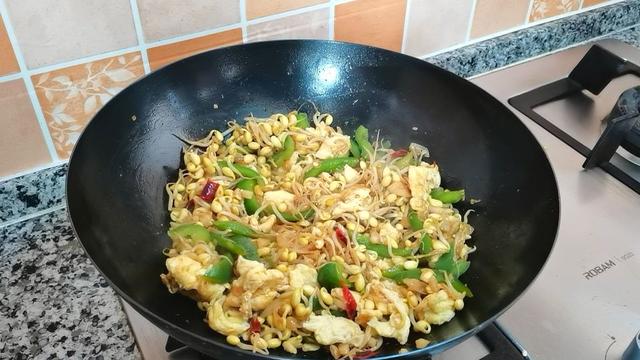 家常小炒豆芽菜炒蛋，以前在农家庄吃过一次，一直对它恋恋不忘