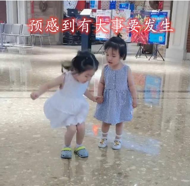 一家四口儿|萌娃逛街“节操”掉一地，同行小伙伴一脸嫌弃，过来人：兜不住了