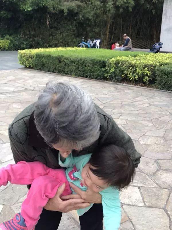 「超级宝妈」小蛛丝成功混入辣妈界轻松带娃