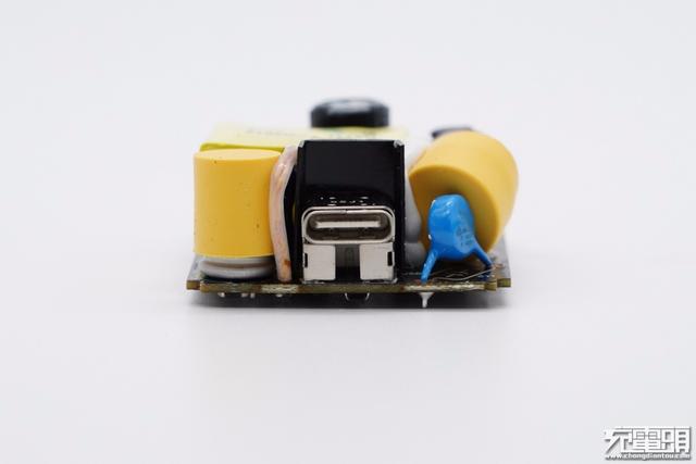 小米20W快充拆解，原来内部这样设计，怪不得和紫米一样卖39