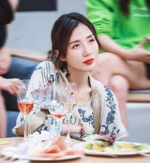 给糖就不闹|本以为她们不好看，结果年轻时都是大美女，看到阿朵被惊艳到了