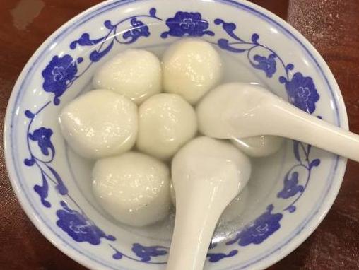 【超级宝妈】医生劝诫：孩子睡前，宁饿着也不要吃这5样食物，易积食、生长慢