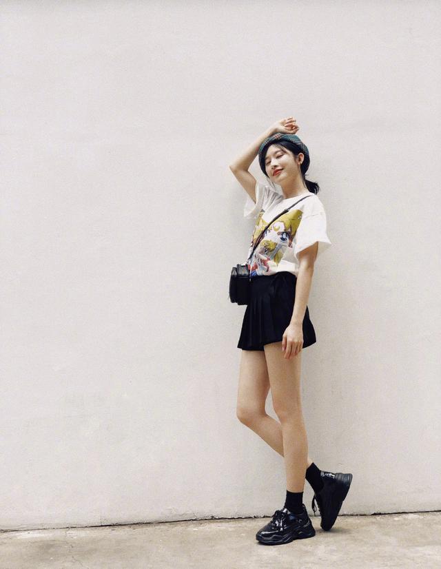 普拉达女王张俪柳岩罕见同框，同是休闲简约穿搭，身材高挑的张俪赢得太轻松