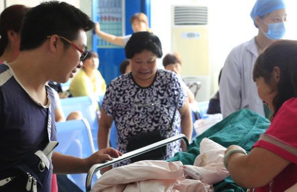 超级宝妈|22岁产妇生娃，产房外站着4个“宝爸”，孩子的“亲爸”到底是谁
