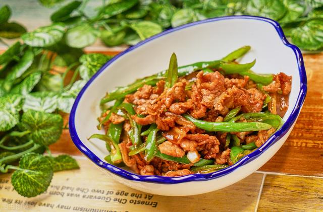 制作青椒炒肉时，牢记4个步骤，肉丝香嫩又入味，常吃也不腻