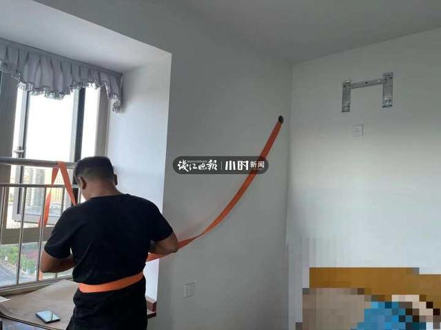 空调|拎着一只空调室外机，两位装机师傅在杭州15楼的窗外“凌空微步”挥汗如雨