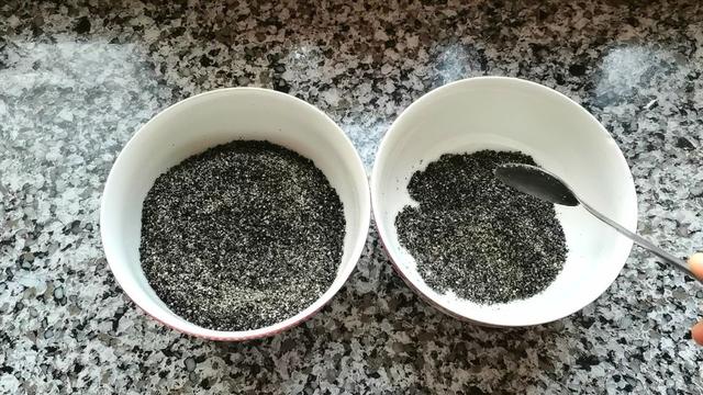 黑芝麻和面粉这样做，好吃营养还丰富，老少皆宜，制作还简单