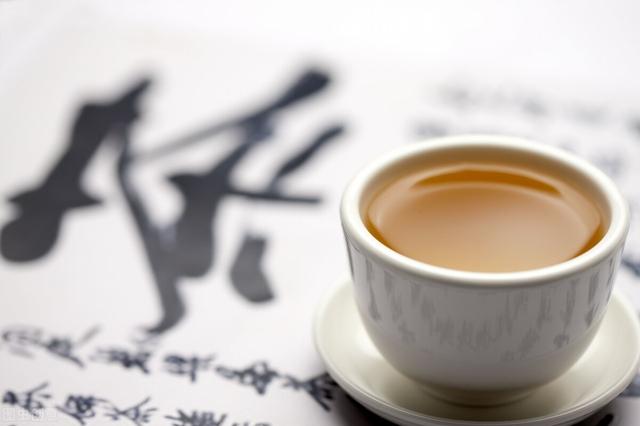 高血压患者，能喝茶吗？绿茶好还是红茶好？医生：这类茶最健康