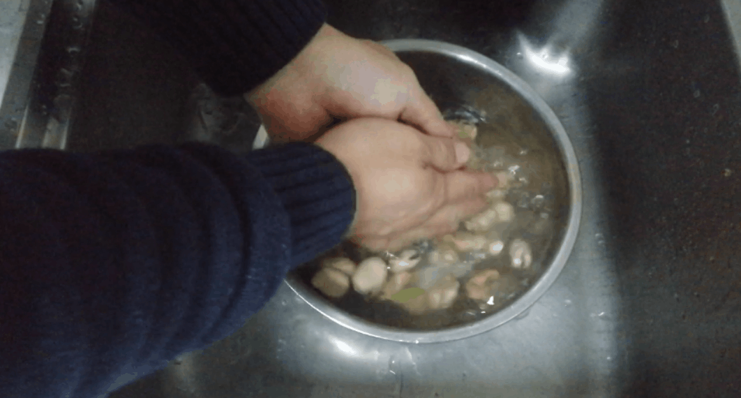 芹菜叶千万别再扔了，搭配2块钱食材，就能做出美味小凉菜