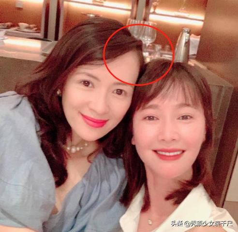 给糖就不闹|章子怡左小青合影曝光两人对镜浅笑，二胎后发际线后移额头吸睛