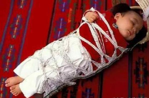 「超级宝妈」医生查房,看到奶奶把孩子捆成了“粽子”,气得发火