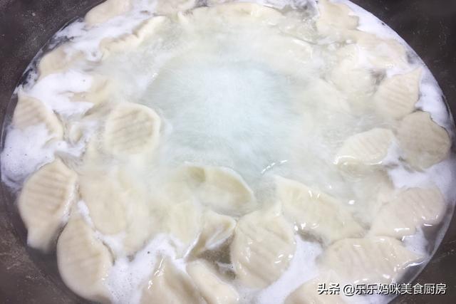 元旦后年关将至，教你调万能猪肉馅，多加“4味料”，加啥菜都香