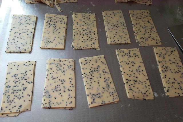 河南炸麻叶的传统配方，酥脆可口，手把手教你制作，入口越嚼越香