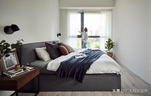 水泥墙配木色家具，看似朴素简单，实则纯净高级，氛围超让人放松