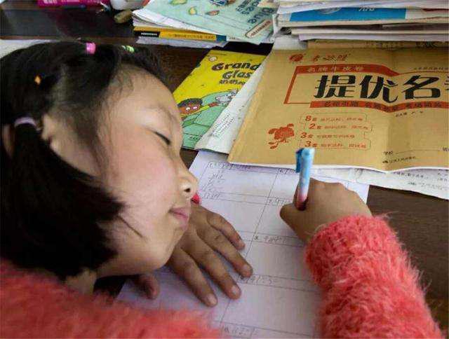 超级宝妈■家长深夜陪孩子写作业情绪失控！究竟是老师失职，还是家长无能？