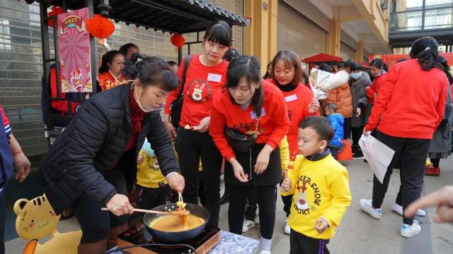 寻年味 逛庙街 开远这里“牛气冲天”