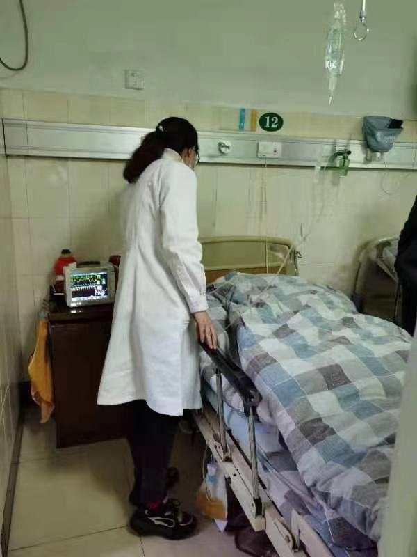 令人心疼！杭州这名女医生晕倒在手术台上，其他医生顾不得帮助她